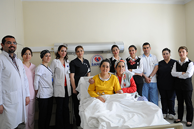 57 Yaşındaki Anne, Diyalize Giren Kızına Böbreğini Verdi
